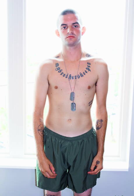 Der schöne amerikanische Junge Mikey Junior posiert nackt draußen