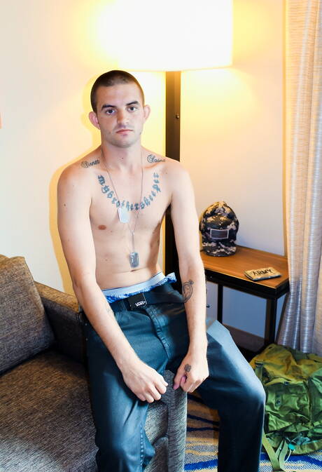 Der schöne amerikanische Junge Mikey Junior posiert nackt draußen