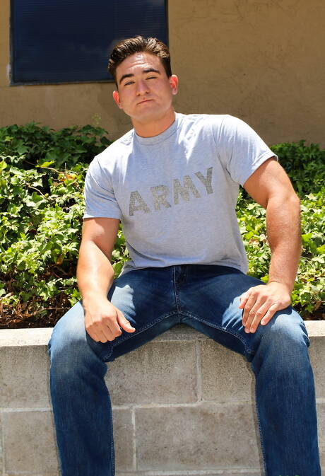 肌肉發達的 David Prime 在戶外裸體擺姿勢，展示緊實的臀部