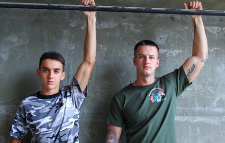 Amerykański siłacz Quentin Gainz i Jason obciągają i ruchają się nawzajem na zewnątrz