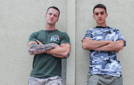 Amerykański siłacz Quentin Gainz i Jason obciągają i ruchają się nawzajem na zewnątrz