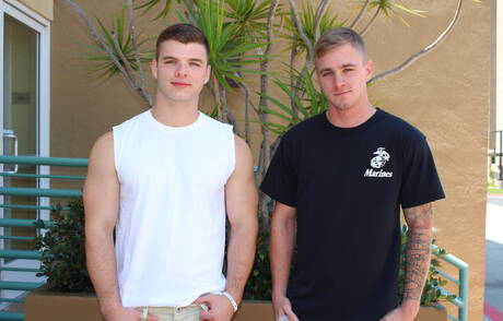 Il bel ragazzo americano Ivan James e il bel ragazzo Ryan Jordan si scopano dopo aver succhiato il cazzo all