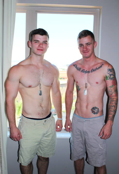 Il bel ragazzo americano Ivan James e il bel ragazzo Ryan Jordan si scopano dopo aver succhiato il cazzo all