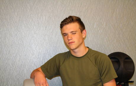 Amerykański ogier Scott Finn masturbuje się na zewnątrz