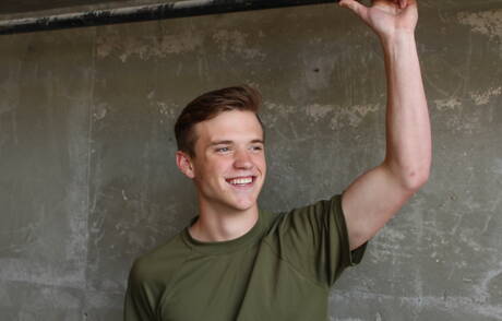 Amerykański ogier Scott Finn masturbuje się na zewnątrz