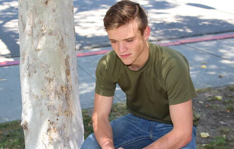 Amerykański ogier Scott Finn masturbuje się na zewnątrz