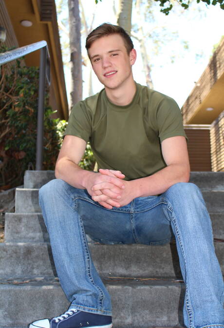 Amerykański ogier Scott Finn masturbuje się na zewnątrz