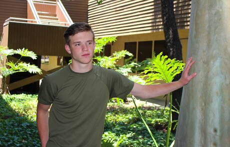 Amerykański ogier Scott Finn masturbuje się na zewnątrz