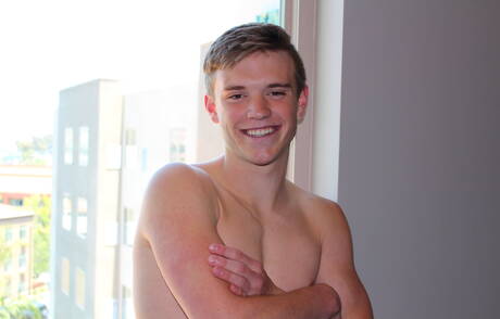 Amerykański ogier Scott Finn masturbuje się na zewnątrz