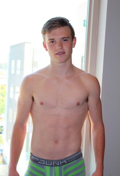 Amerykański ogier Scott Finn masturbuje się na zewnątrz