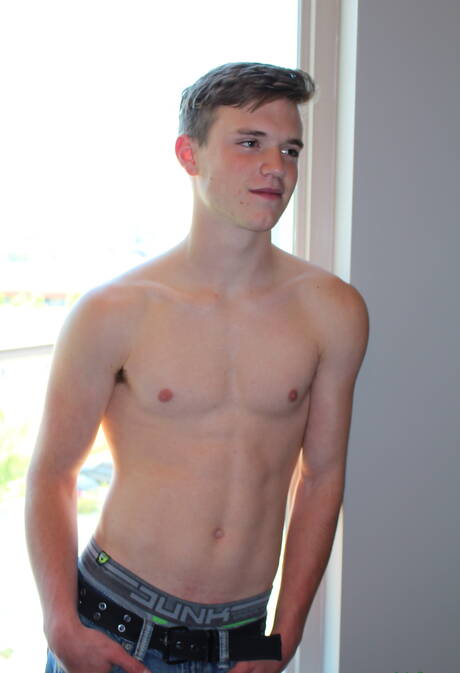 Amerykański ogier Scott Finn masturbuje się na zewnątrz