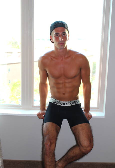 ハンク・ジェイク・グレイが服を脱いでタイトなお尻を屋外に見せる