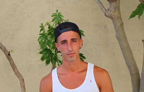 ハンク・ジェイク・グレイが服を脱いでタイトなお尻を屋外に見せる