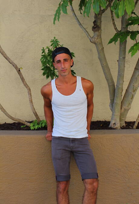 ハンク・ジェイク・グレイが服を脱いでタイトなお尻を屋外に見せる