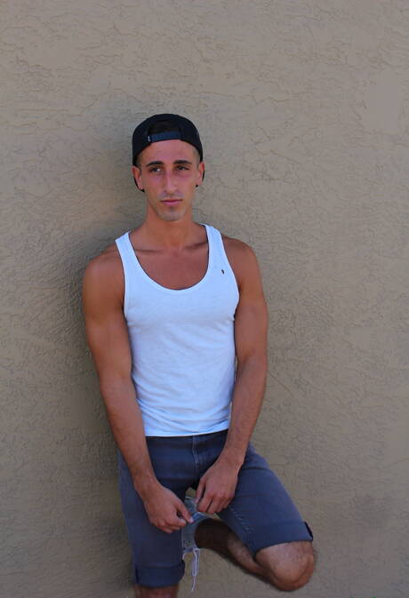 ハンク・ジェイク・グレイが服を脱いでタイトなお尻を屋外に見せる