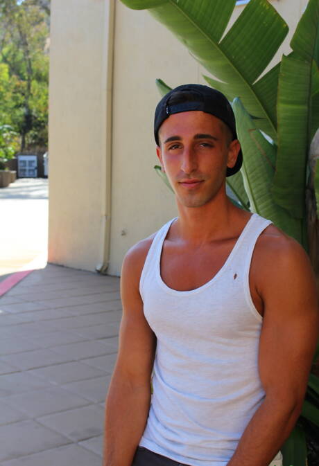 ハンク・ジェイク・グレイが服を脱いでタイトなお尻を屋外に見せる