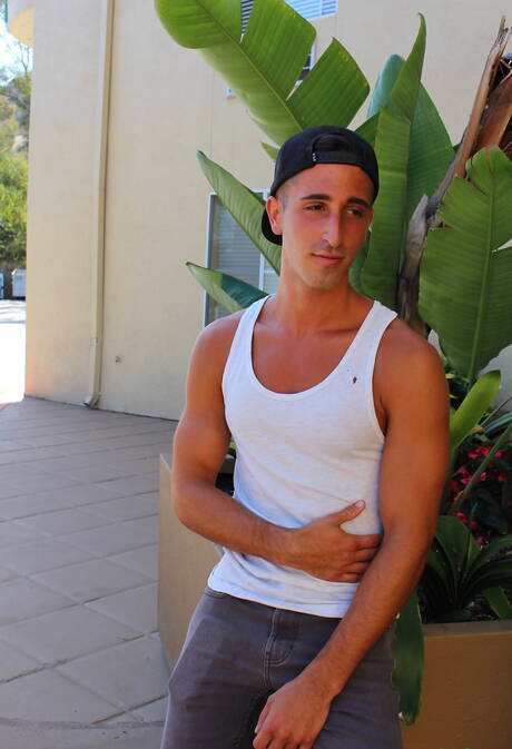 ハンク・ジェイク・グレイが服を脱いでタイトなお尻を屋外に見せる