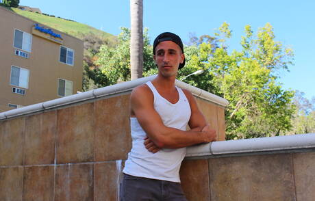 ハンク・ジェイク・グレイが服を脱いでタイトなお尻を屋外に見せる