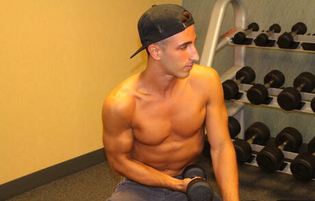 ハンク・ジェイク・グレイが服を脱いでタイトなお尻を屋外に見せる