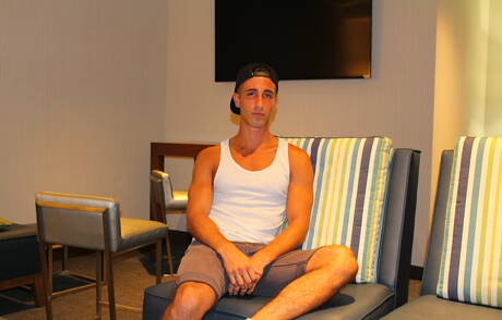 ハンク・ジェイク・グレイが服を脱いでタイトなお尻を屋外に見せる