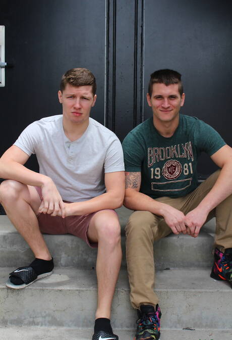 Amerikaanse husky-man Allen Lucas en hengst Gabriel Watson neuken elkaar buiten in de kont