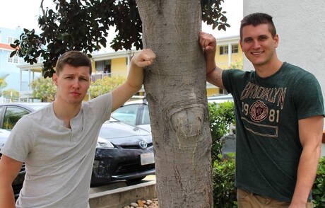 Der muskulöse Amerikaner Allen Lucas und der Hengst Gabriel Watson vögeln im Freien einen Arsch