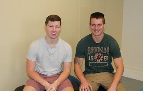 Der muskulöse Amerikaner Allen Lucas und der Hengst Gabriel Watson vögeln im Freien einen Arsch