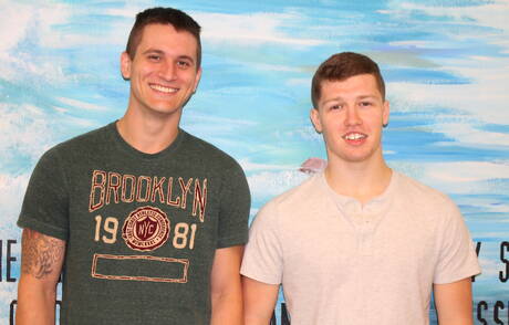 Der muskulöse Amerikaner Allen Lucas und der Hengst Gabriel Watson vögeln im Freien einen Arsch