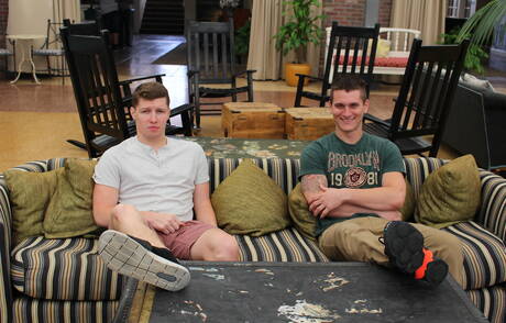 Der muskulöse Amerikaner Allen Lucas und der Hengst Gabriel Watson vögeln im Freien einen Arsch