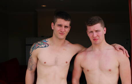 Der muskulöse Amerikaner Allen Lucas und der Hengst Gabriel Watson vögeln im Freien einen Arsch