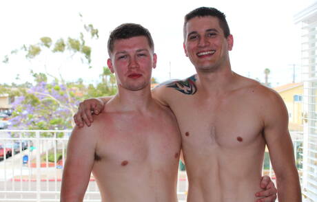 Der muskulöse Amerikaner Allen Lucas und der Hengst Gabriel Watson vögeln im Freien einen Arsch