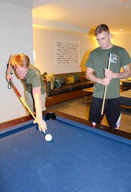 Der schöne amerikanische Junge Ryan Jordan und der bullige Jacob ficken den Arsch, nachdem sie im Freien Schwänze gelutscht haben