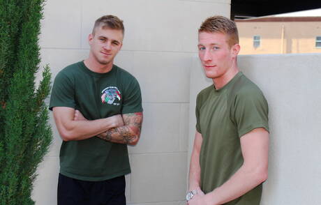 Der schöne amerikanische Junge Ryan Jordan und der bullige Jacob ficken den Arsch, nachdem sie im Freien Schwänze gelutscht haben