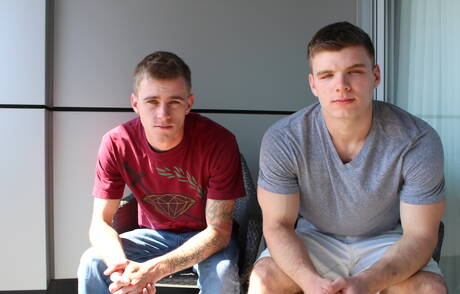 Młody amerykański chłopak Ryan Jordan i przystojniak Van James ruchają się w dupę po ssaniu kutasa