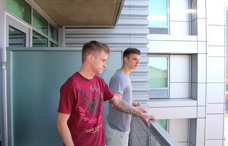 Młody amerykański chłopak Ryan Jordan i przystojniak Van James ruchają się w dupę po ssaniu kutasa