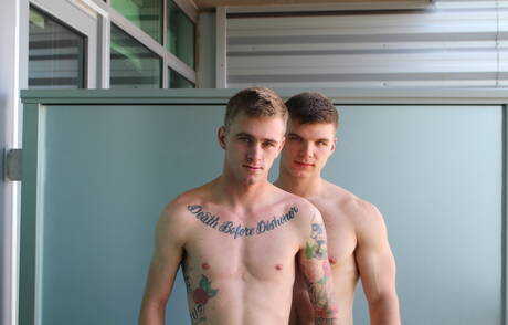 Młody amerykański chłopak Ryan Jordan i przystojniak Van James ruchają się w dupę po ssaniu kutasa