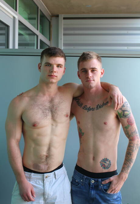 Młody amerykański chłopak Ryan Jordan i przystojniak Van James ruchają się w dupę po ssaniu kutasa