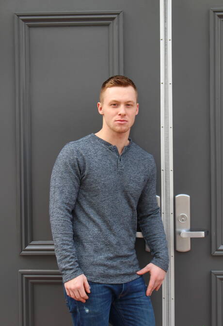 Der starke Mann Tyler Seid zieht sich aus und zeigt seinen Hintern im Freien