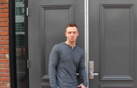 Der starke Mann Tyler Seid zieht sich aus und zeigt seinen Hintern im Freien