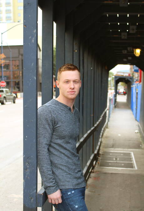 Der starke Mann Tyler Seid zieht sich aus und zeigt seinen Hintern im Freien