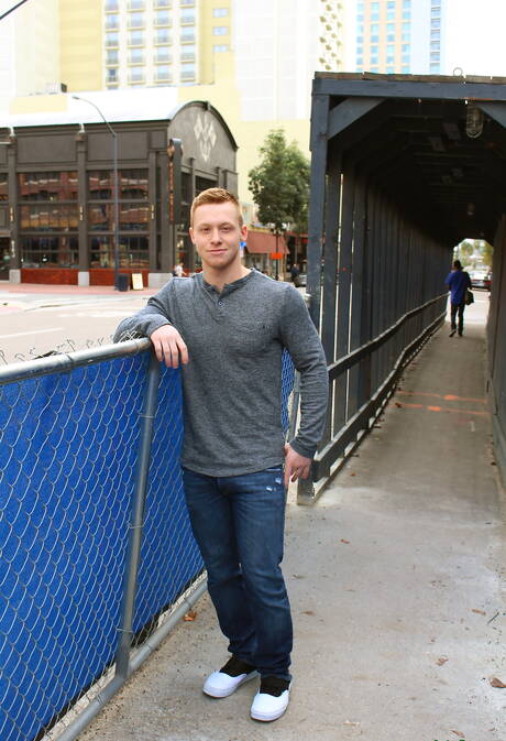 Der starke Mann Tyler Seid zieht sich aus und zeigt seinen Hintern im Freien