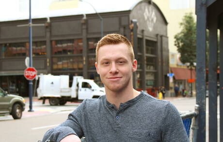 Der starke Mann Tyler Seid zieht sich aus und zeigt seinen Hintern im Freien