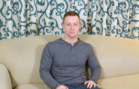 Der starke Mann Tyler Seid zieht sich aus und zeigt seinen Hintern im Freien