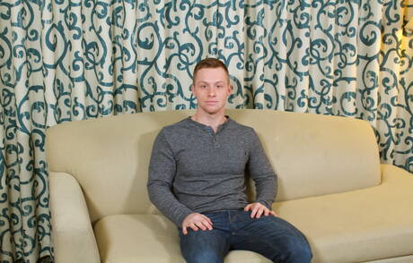 Der starke Mann Tyler Seid zieht sich aus und zeigt seinen Hintern im Freien