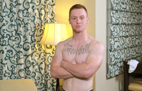 Der starke Mann Tyler Seid zieht sich aus und zeigt seinen Hintern im Freien