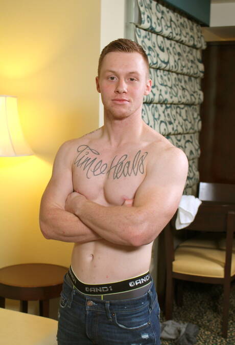 Der starke Mann Tyler Seid zieht sich aus und zeigt seinen Hintern im Freien