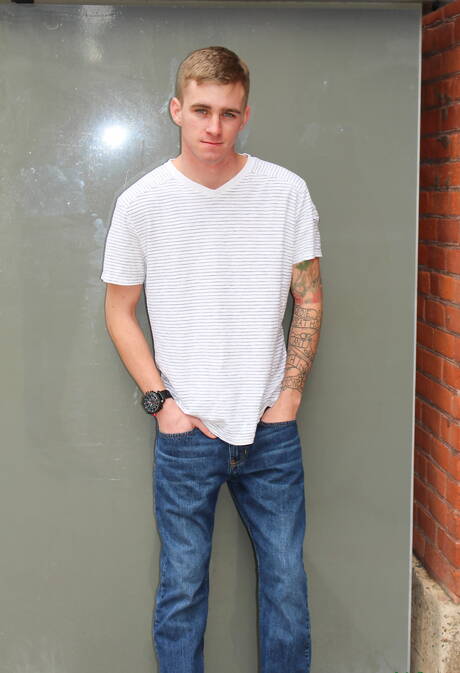 Amerykański młodzieniec Ryan Jordan masturbuje się na zewnątrz