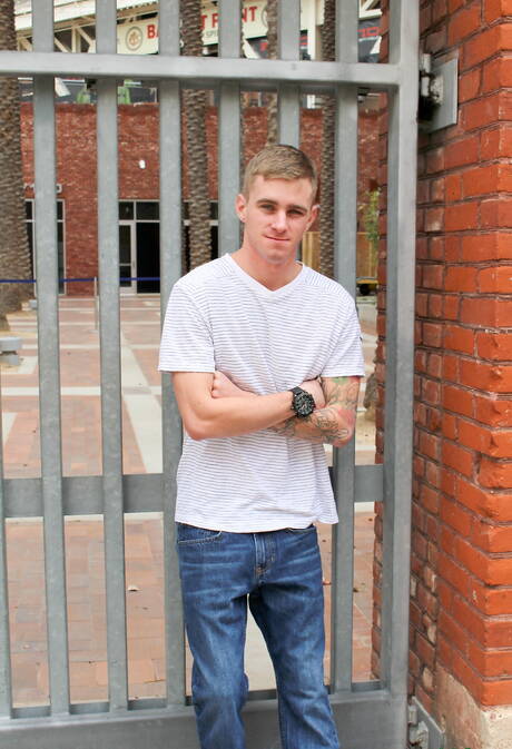 Amerykański młodzieniec Ryan Jordan masturbuje się na zewnątrz