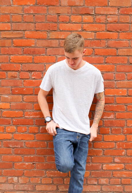 Amerykański młodzieniec Ryan Jordan masturbuje się na zewnątrz