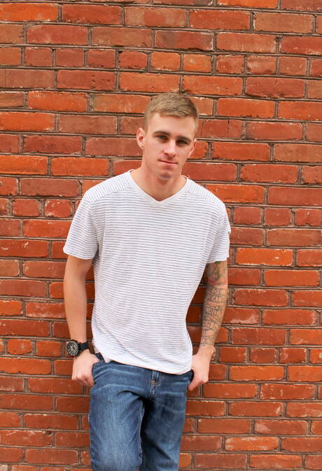 Amerykański młodzieniec Ryan Jordan masturbuje się na zewnątrz